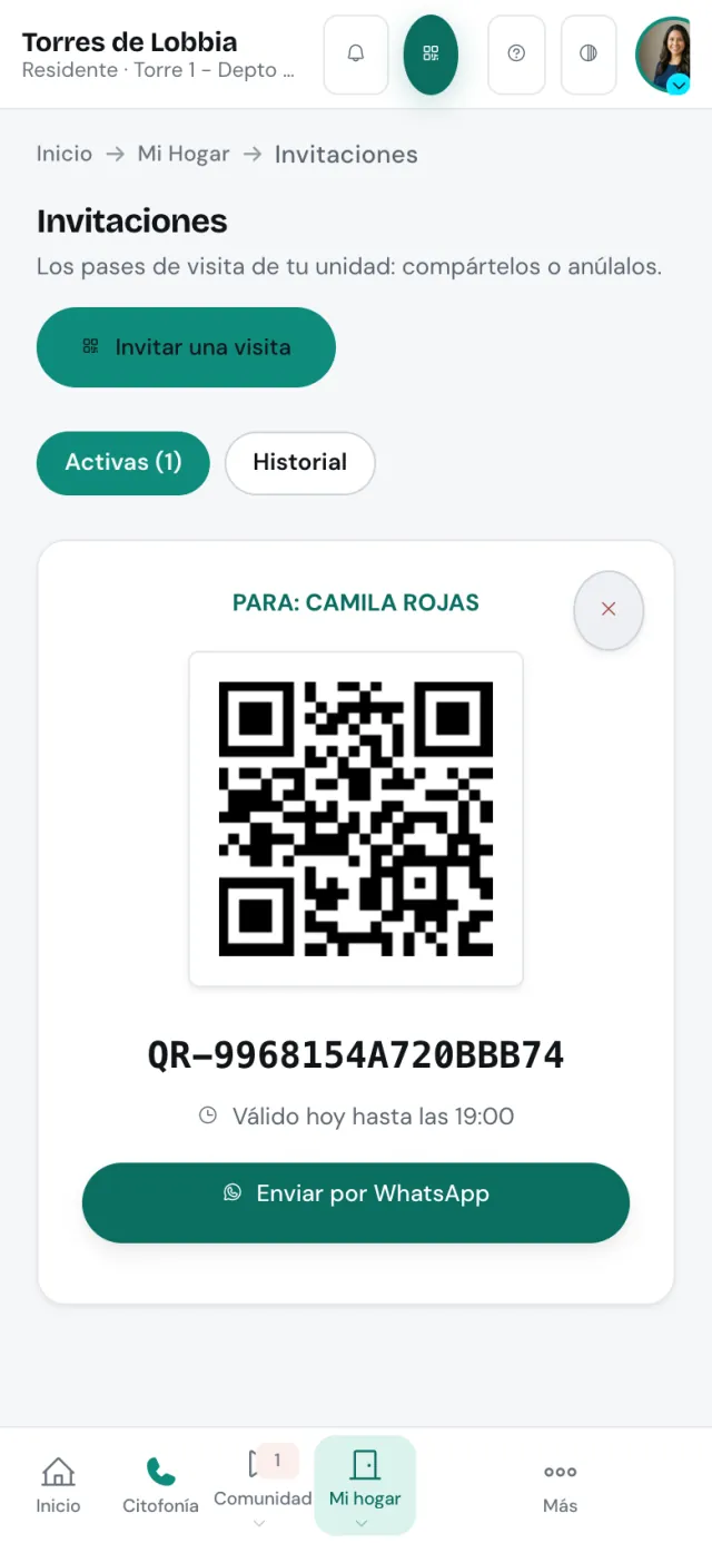 Pase de visita en el celular: un código QR con el nombre del invitado, su vigencia y el botón para enviarlo por WhatsApp.